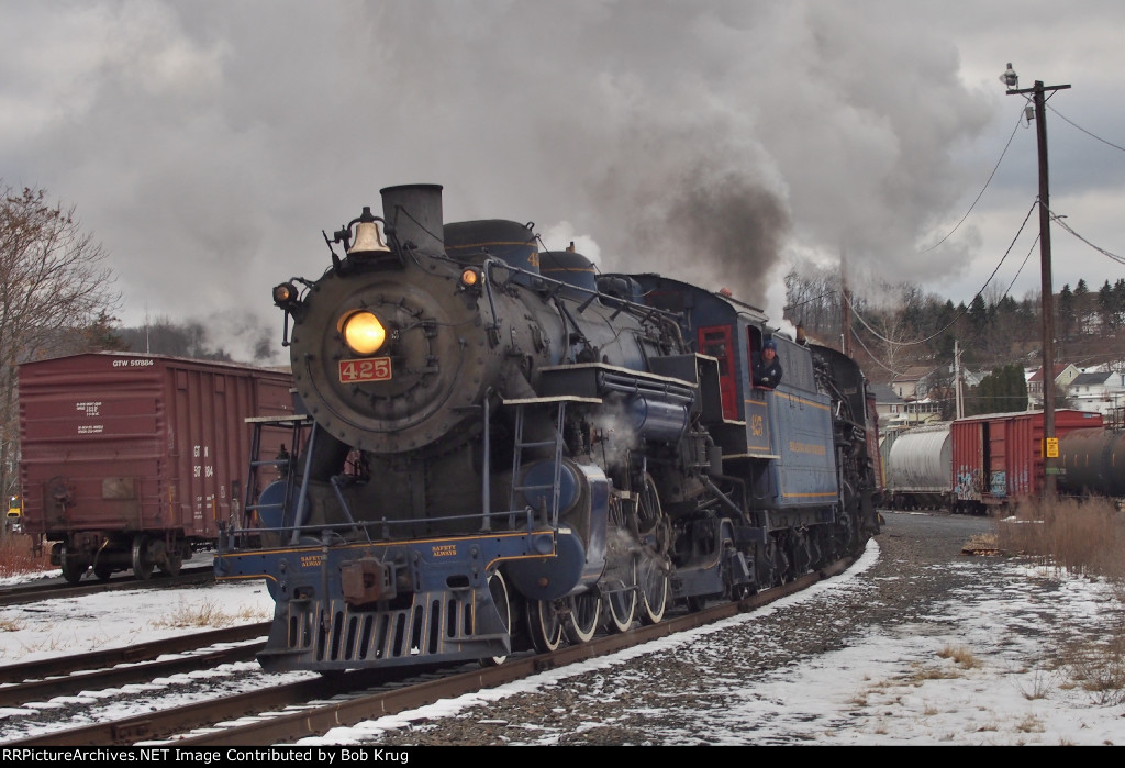 RBMN 425 leads the Santa train northbound back to Minersville